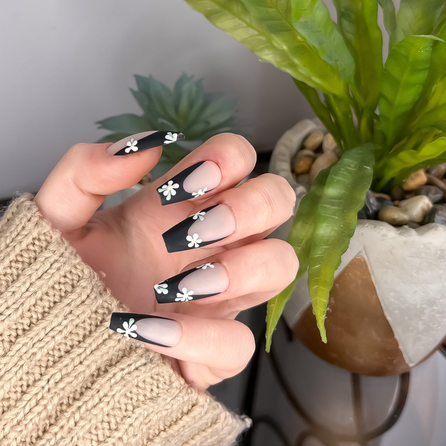 The Black Flower French Tip Set